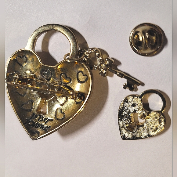 New Vintage! BETSEY JOHNSON Key To My Heart Collection Pin Brooch Set. - Picture 9 of 11